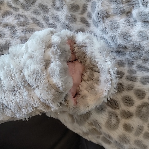 Carters NWOT 0-6 Month Snow Leopard Cozy Bunting Gray with pink lining - Picture 4 of 6